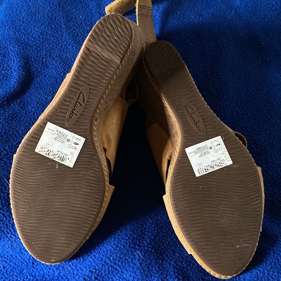 Clark’s suede sling back wedge sandals. Size 8.5, 3 inch wedge. - Picture 4 of 4